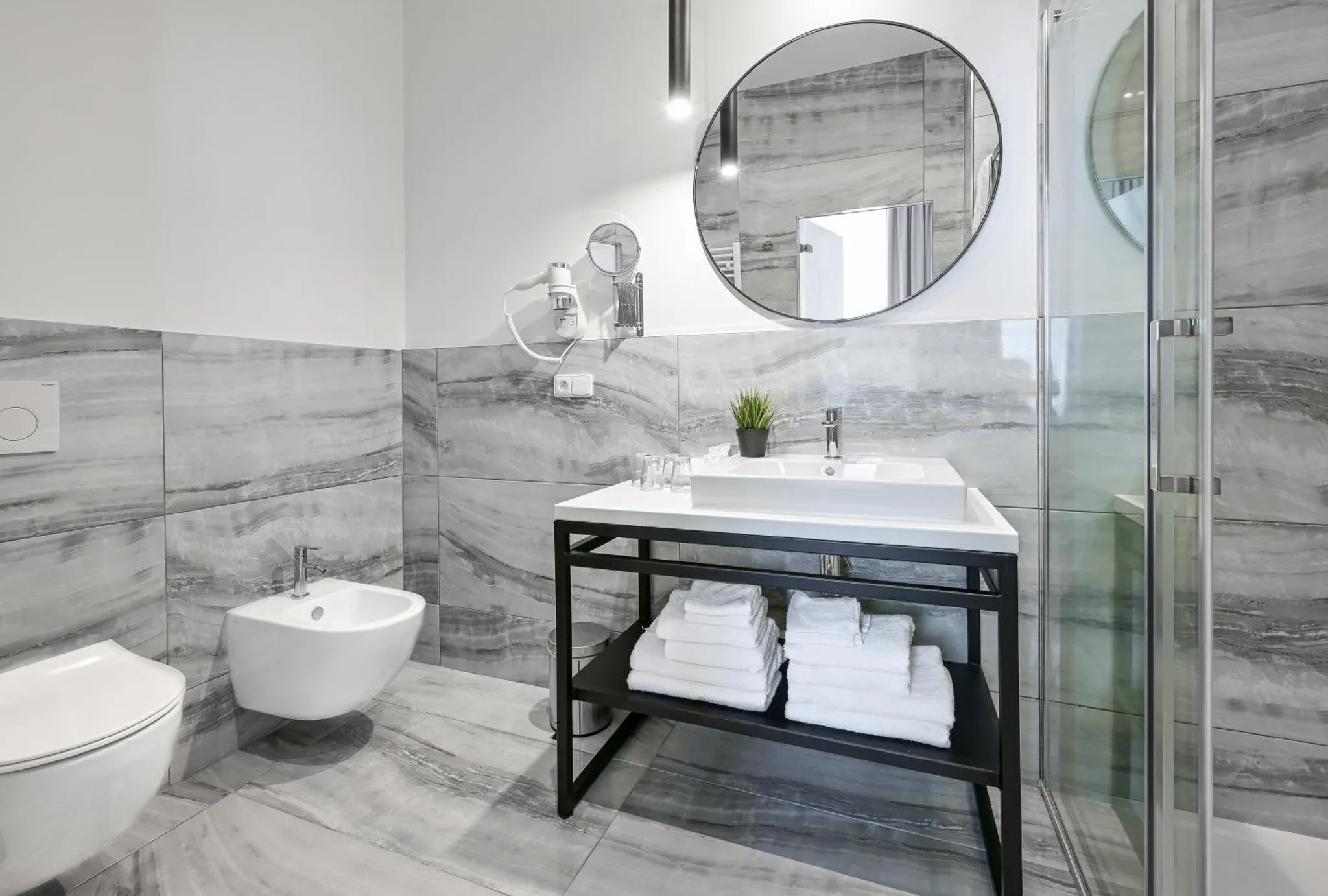 Comfort Rooms & Suites gallery image 6