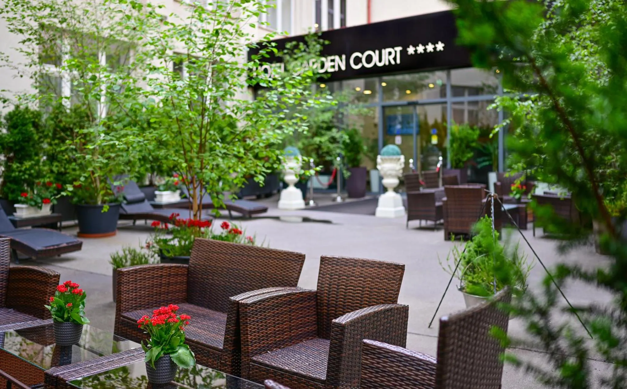 Common area seating at Hotel Garden Court
